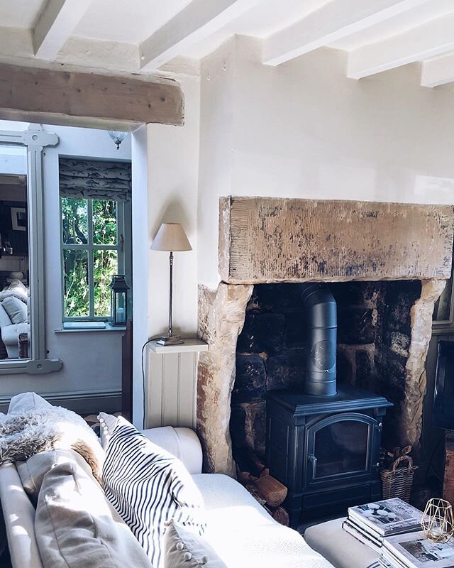 Loving the sunny days, but did anyone else light their fire last night ?! Just couldn&rsquo;t shake the evening chill - and it was so cosy especially after my bike ride in shorts 🥶x