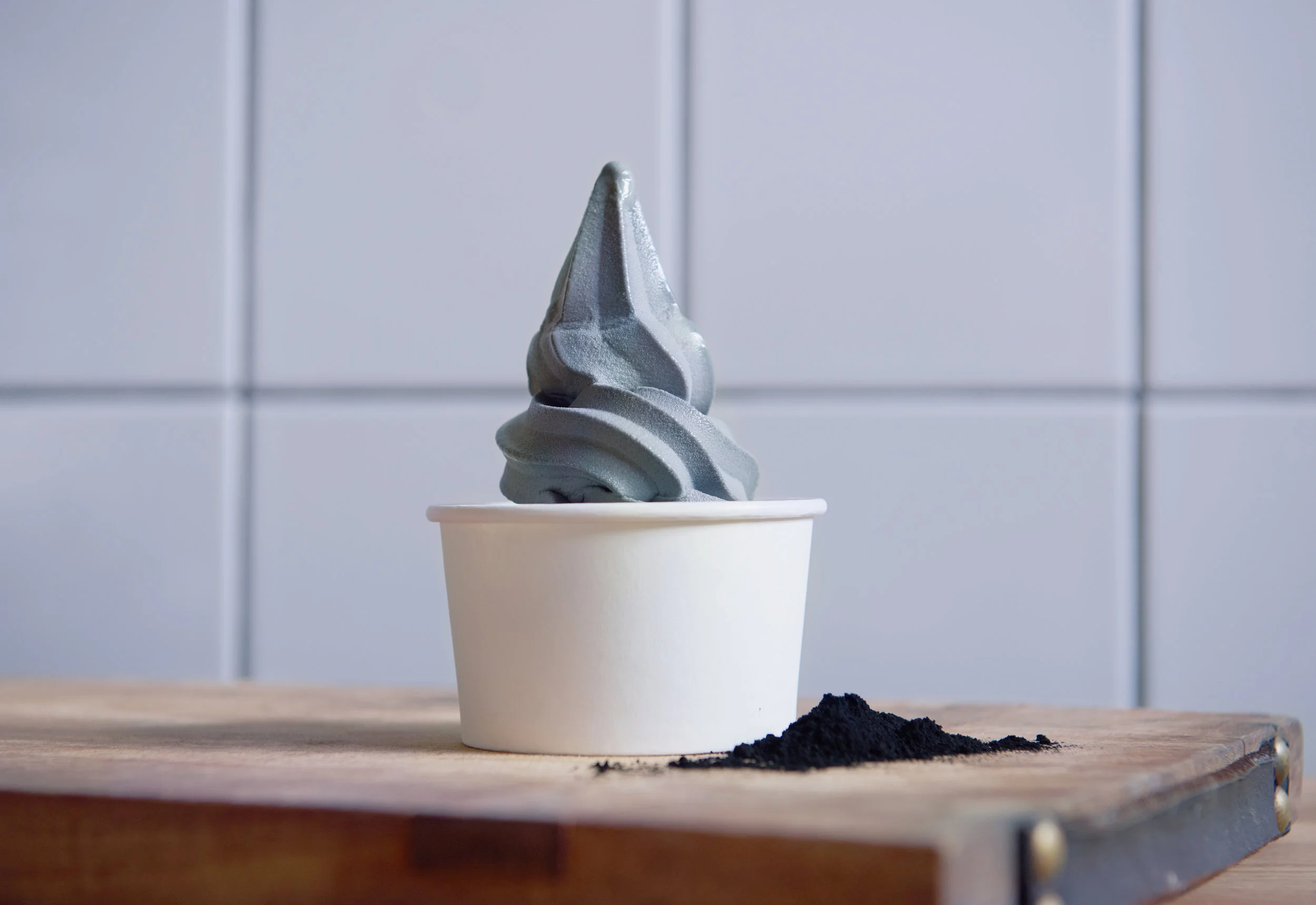 Charcoal-Banana Wave: Bananas, Charcoal, Dates, Water, Vanilla & Lemon Kcal: 160