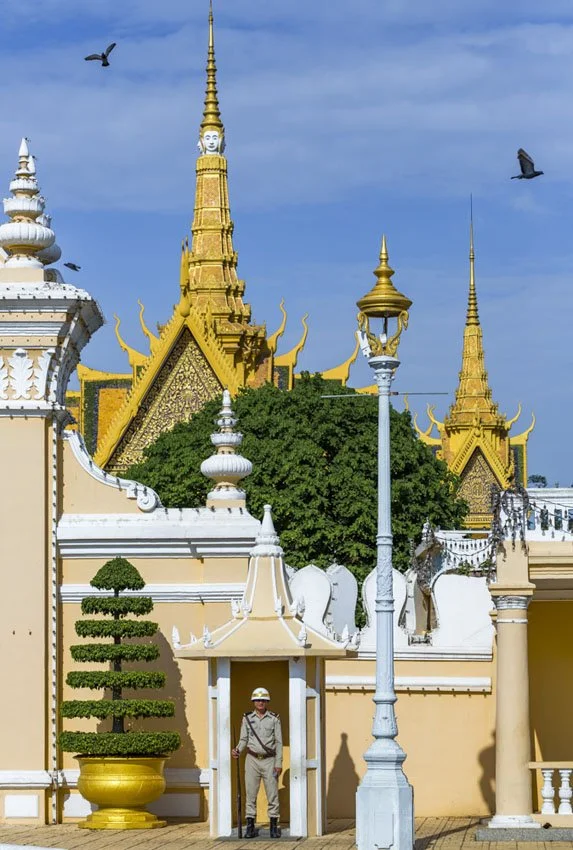phnom-penh-royal-palace-guard.jpg