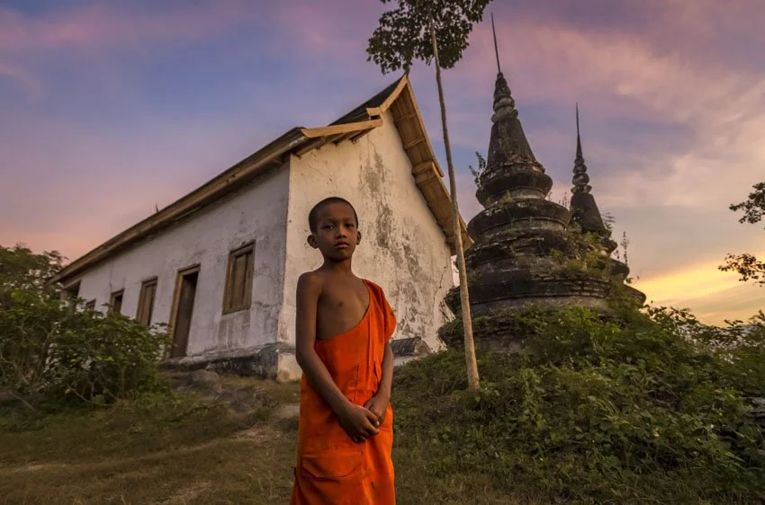 monk-luang-prabang-pagoda.jpg