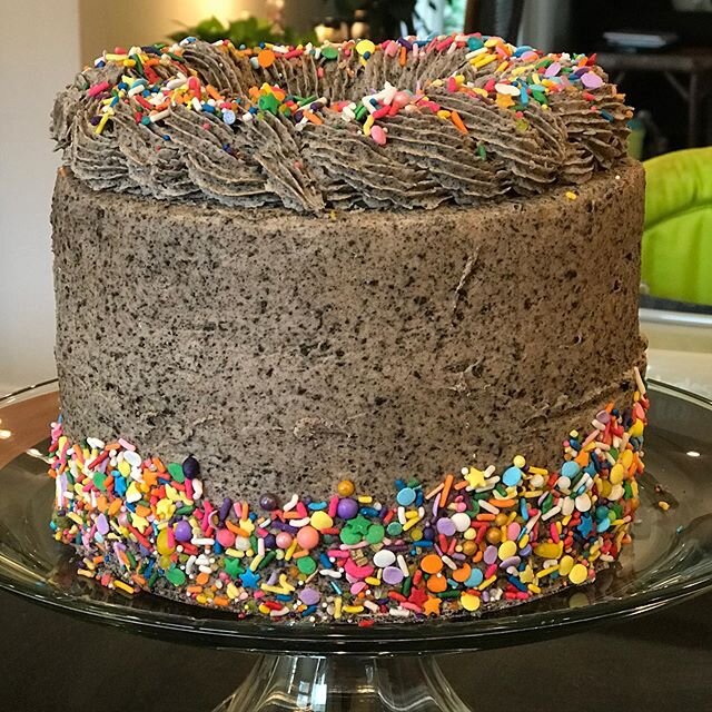 💥oreo buttercream with sprinkle explosion💥