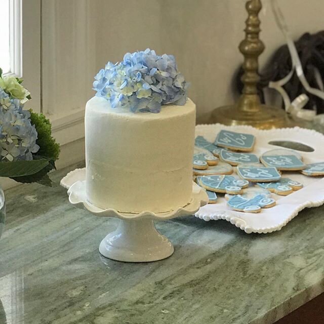 💙sweet &amp; simple 💙
This one was for a baby shower, but the simple hydrangea on top would be perfect for a bridal shower, wedding shower or baptism.