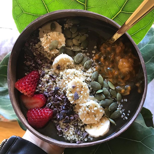 Bali prep 🥥 also smoothie bowl base hack: frozen zucchini 💚