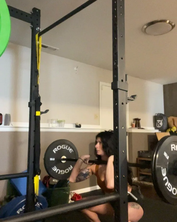 Barbell session with some swings to finish.

▪️Barbell Front Squat
▪️Conventional Deadlift
▪️Explosive Conventional Deadlifts 
▪️Kickstand Deadlifts
▪️Pendlay Row 
▪️Heavy Swings on the :30

🎶@toolmusic 

@liftwithhollyandarryn #barbellworkout #kett