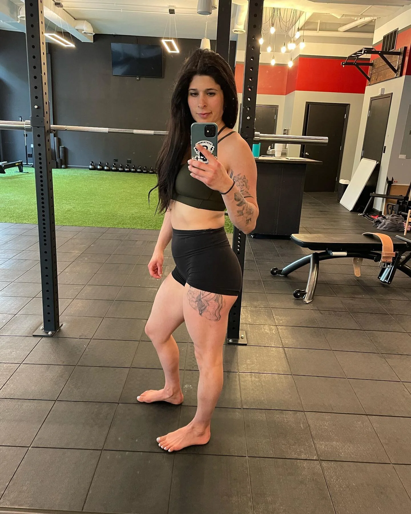 Legs and booty on the menu for today. Single leg stability slowly improving. My hatred for back squats still remains strong.

▪️Partial Pistols
▪️Back Squats
▪️Long Stride Glider Reverse Lunges 
▪️Farmer&rsquo;s Carries (not shown)
▪️Hip Thrusts (not