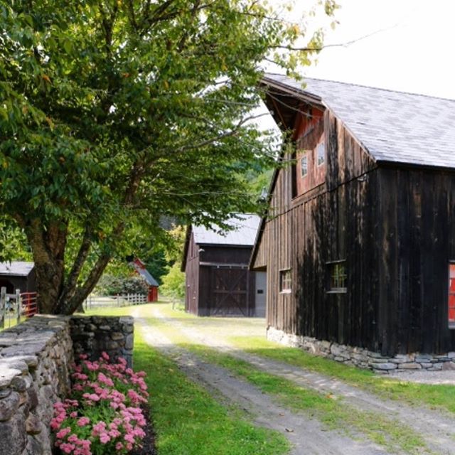 There are so many pretty paths, trails, and walkways to stop and explore at Riverledge Farm. You never know what you&rsquo;re going to find, but we know it will be beautiful! #prettyplaces #vermontbeauty #farmlife #riverledgefarm