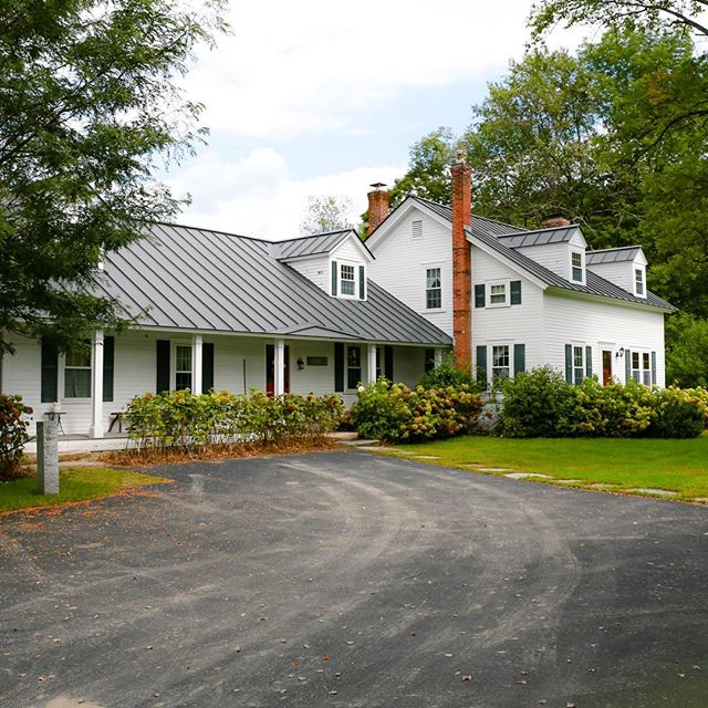 THE coziest farmhouse. It&rsquo;s ideal for getting ready in, or even better - staying the entire weekend! #bookme #staycation #newenglandfarmhouse #vermontweekendretreat #weddingpartyquarters