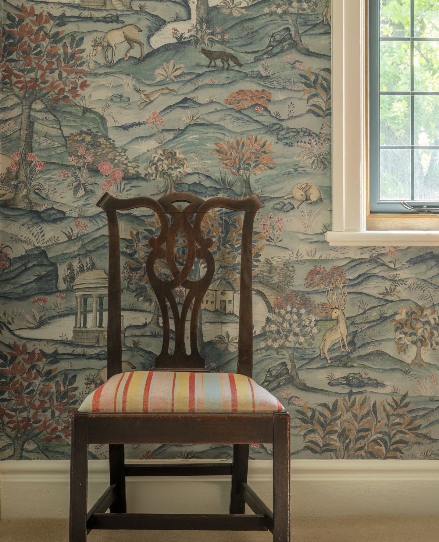 A little something to brighten up a dreary old February day. Roll on the spring!⁠
⁠
#colourfulinteriors #joyfulinteriors #intierodesign #sereneinteriors #wallpaperinspiration #stripedfabric #traditionalinteriors