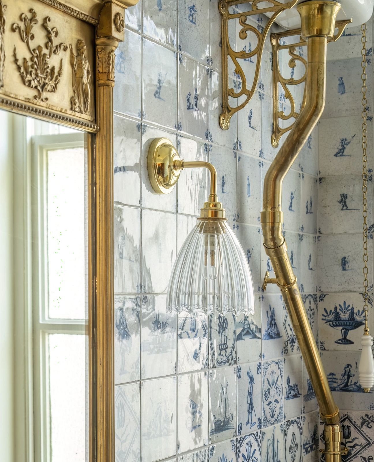 A bit of bling! 💛✨️💛✨️💛⁠
⁠
#brasstaps #delfttiles #bathroomideas #itsallinthedetail #blueandwhite #brassbathroom #goldpipes #brasssanitaryware #brasslight #fritzfryer #catchpoleandrye