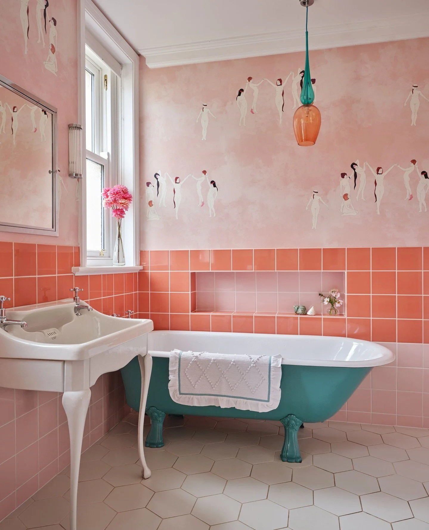 It's been a while! I've been busy busy but totally useless at posting. Not sure where to begin....here are some photos to keep you going. One house, LOTS of colour! Have a great start to the week everyone.⁠
⁠
#ueslessatposting #notsurewheretostart #l