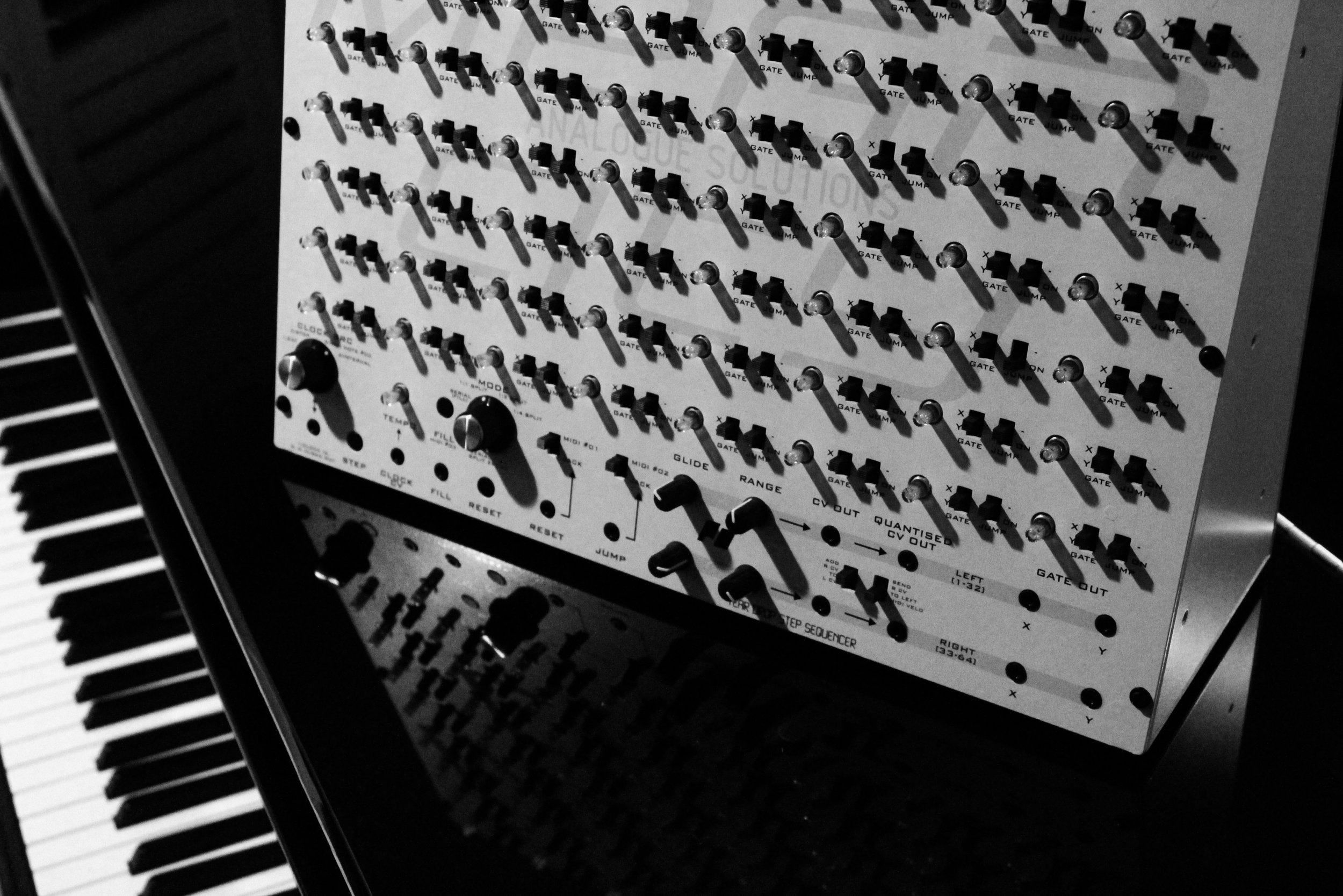 piano_bw.jpg