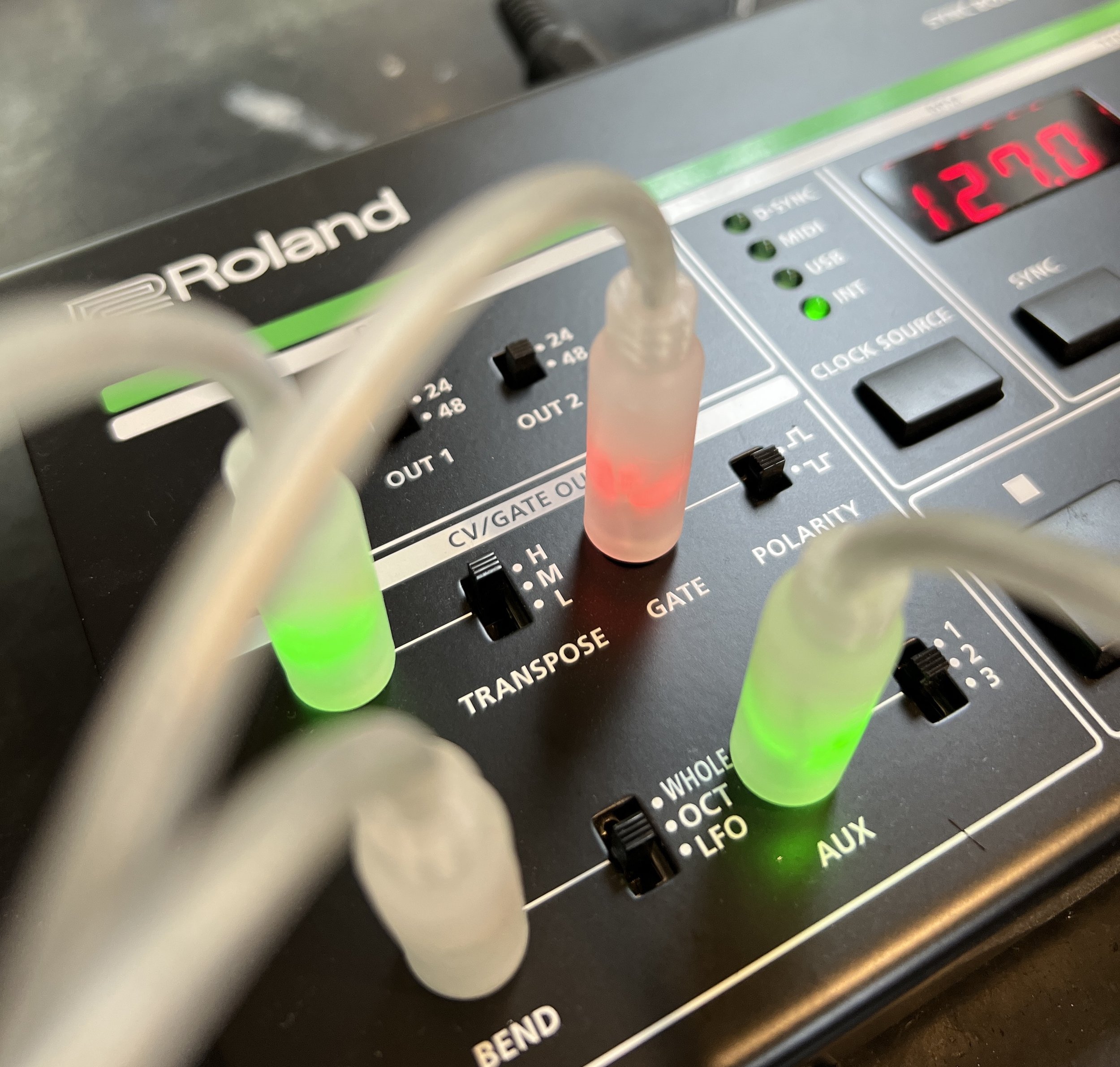 analogue solutions led cv cables  roland sbx sync box.JPG