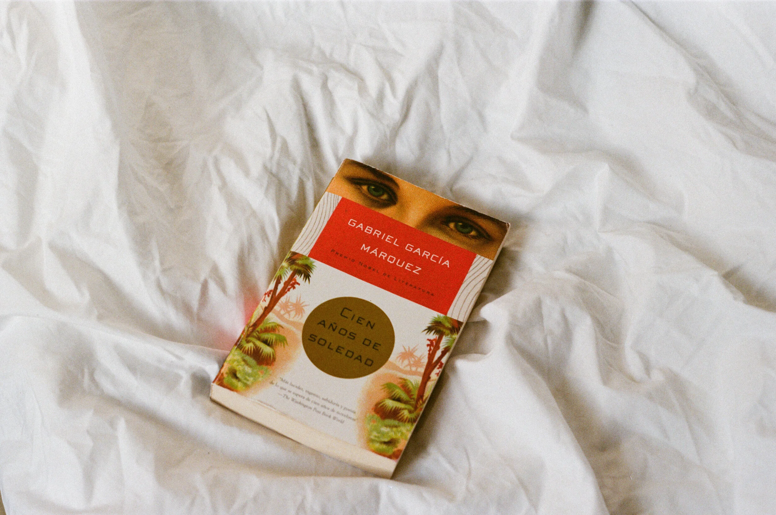 The classic Cien Años de Soledad by Márquez that Isabella has been meaning to read for years but can’t quite commit to.