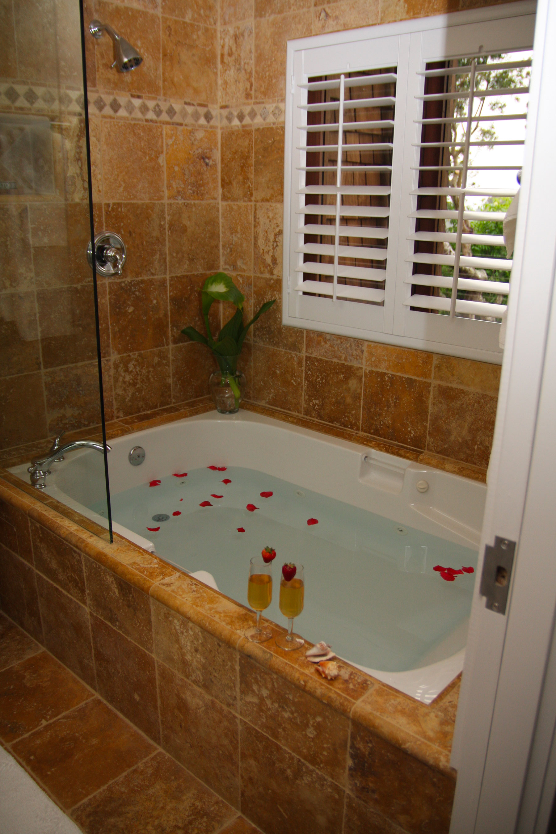 The bathtub in the Madrone room