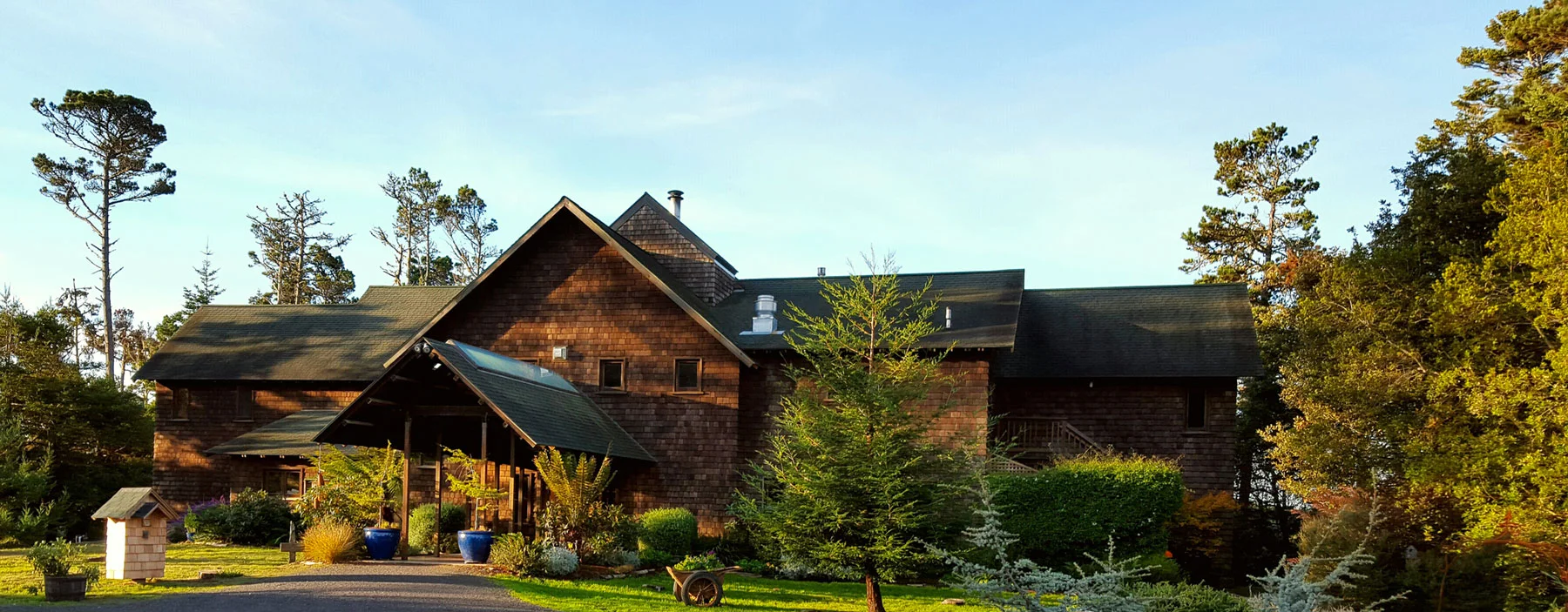 The front entrance of the Brewery Gulch Inn on a sunny day.