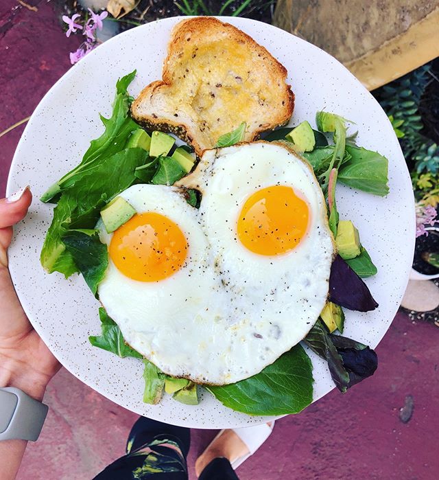 Can&rsquo;t stop won&rsquo;t stop with the BREAKFAST SALADS. Endless toppings and possibilities 🥑🌶🍋🍠🍅. Plus yolky dressing 🤤. Happy Sunday ✌🏻