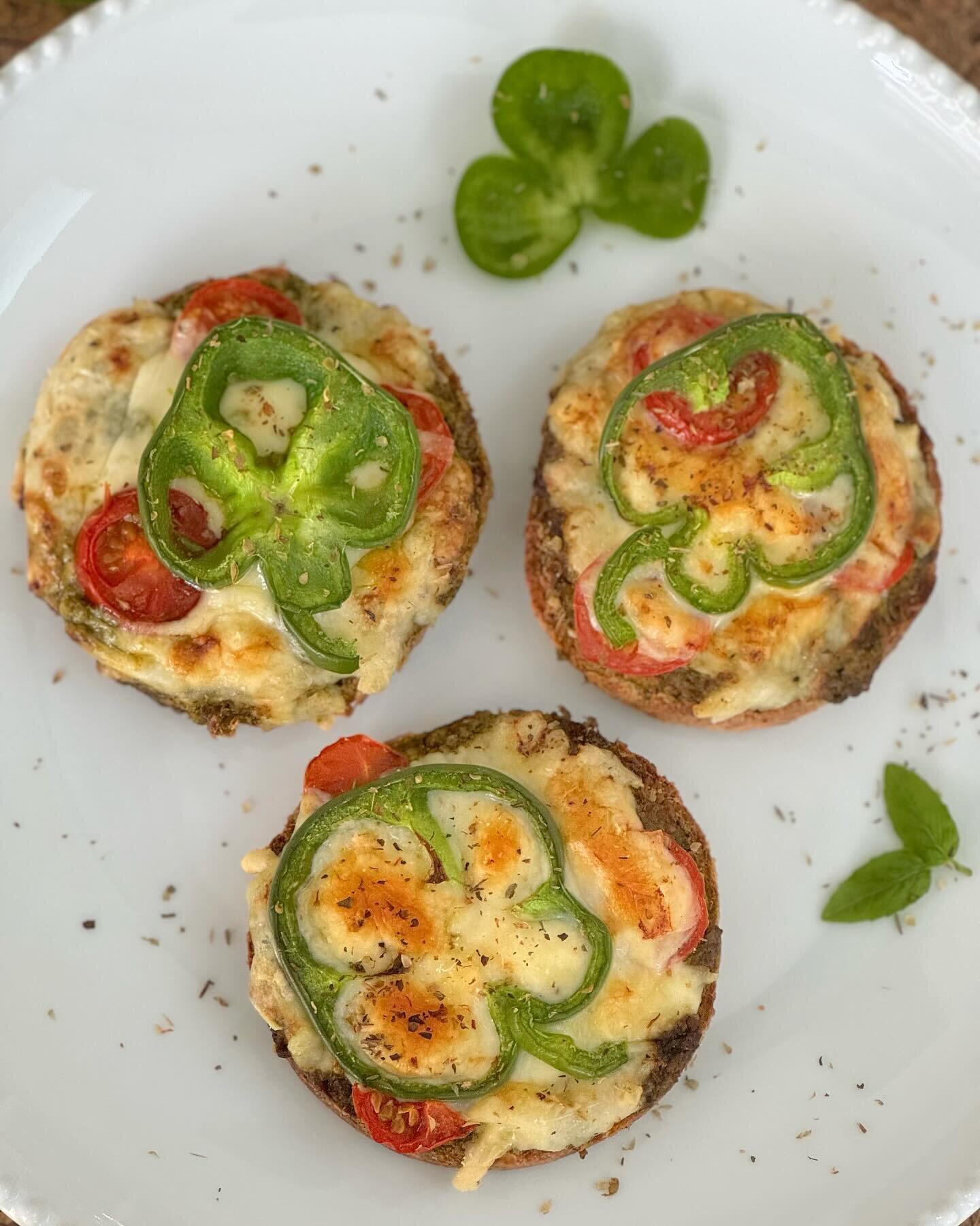 Who knew green bell peppers on sale this week would be the perfect shape?☘️

Mini English Muffin Pizzas with pesto! 
🍕A delightful mini snack or appetizer for St. Patrick&rsquo;s Day festivities!💚 

Ingredients:
&bull;English muffins, split in half