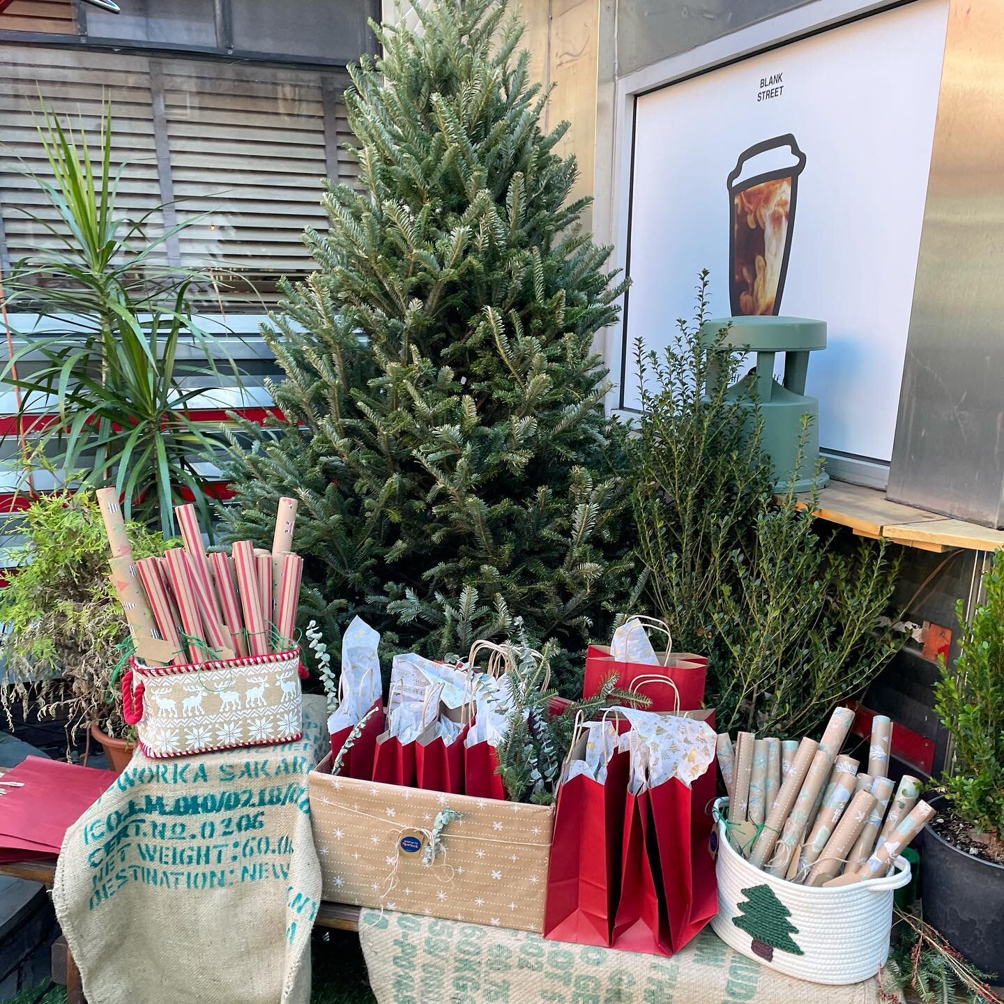 We&rsquo;re celebrating small biz in the neighborhood today with a festive outdoor market from 10am-3pm @blankstreetcoffee. Shop and support local business and get free gift wrapping. #shopwithny

#shoplocal #williamsburg #smallbiz #holidaygifts #wom