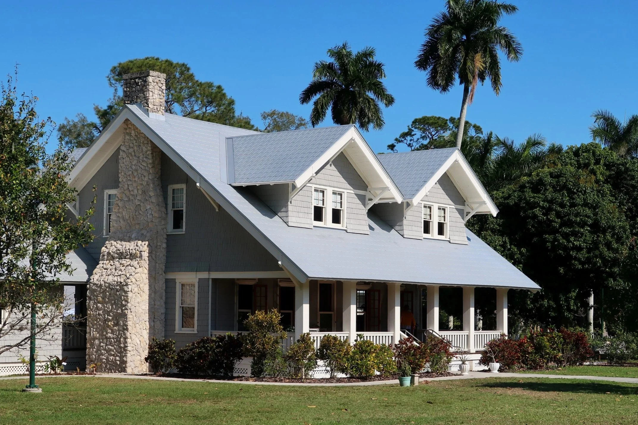 cottage style house with a nice porch