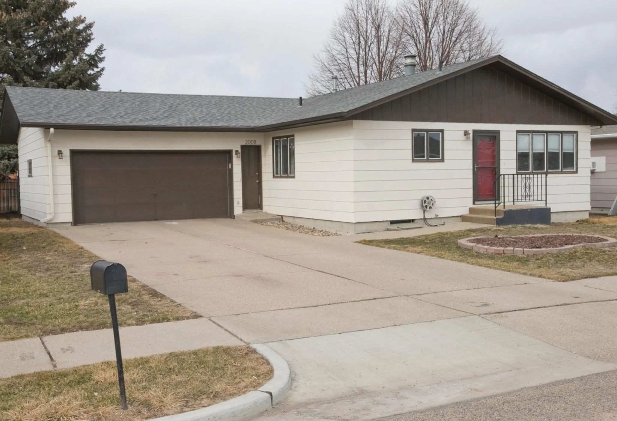exterior of 2008 Harmon ave bismarck