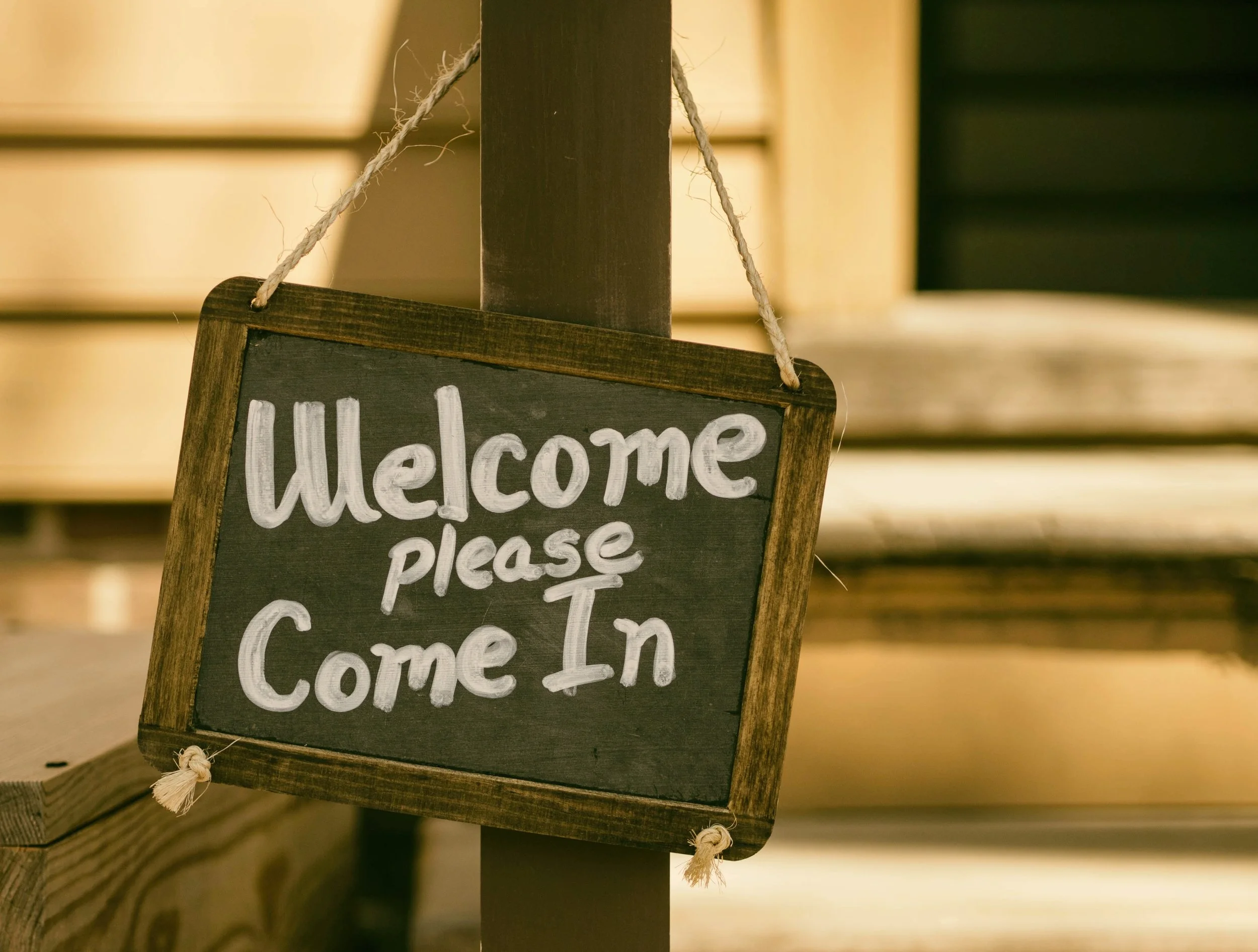 a sign that says welcome please come in