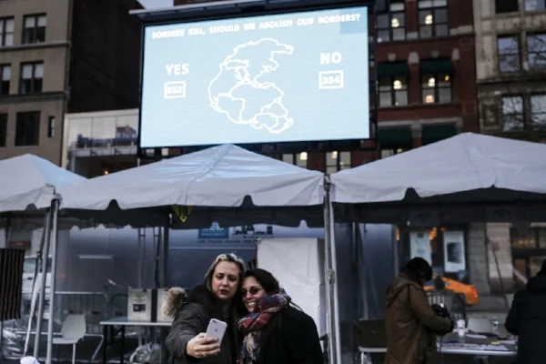 Tania Bruguera, Referendum , 2015-2016. Medium: arte de conducta (behavior art), local voting booth system. Materials: LED screen, postcards, voting booth, voters Nuit Blanche Toronto, the Shelley & Donald Rubin Foundation, New York