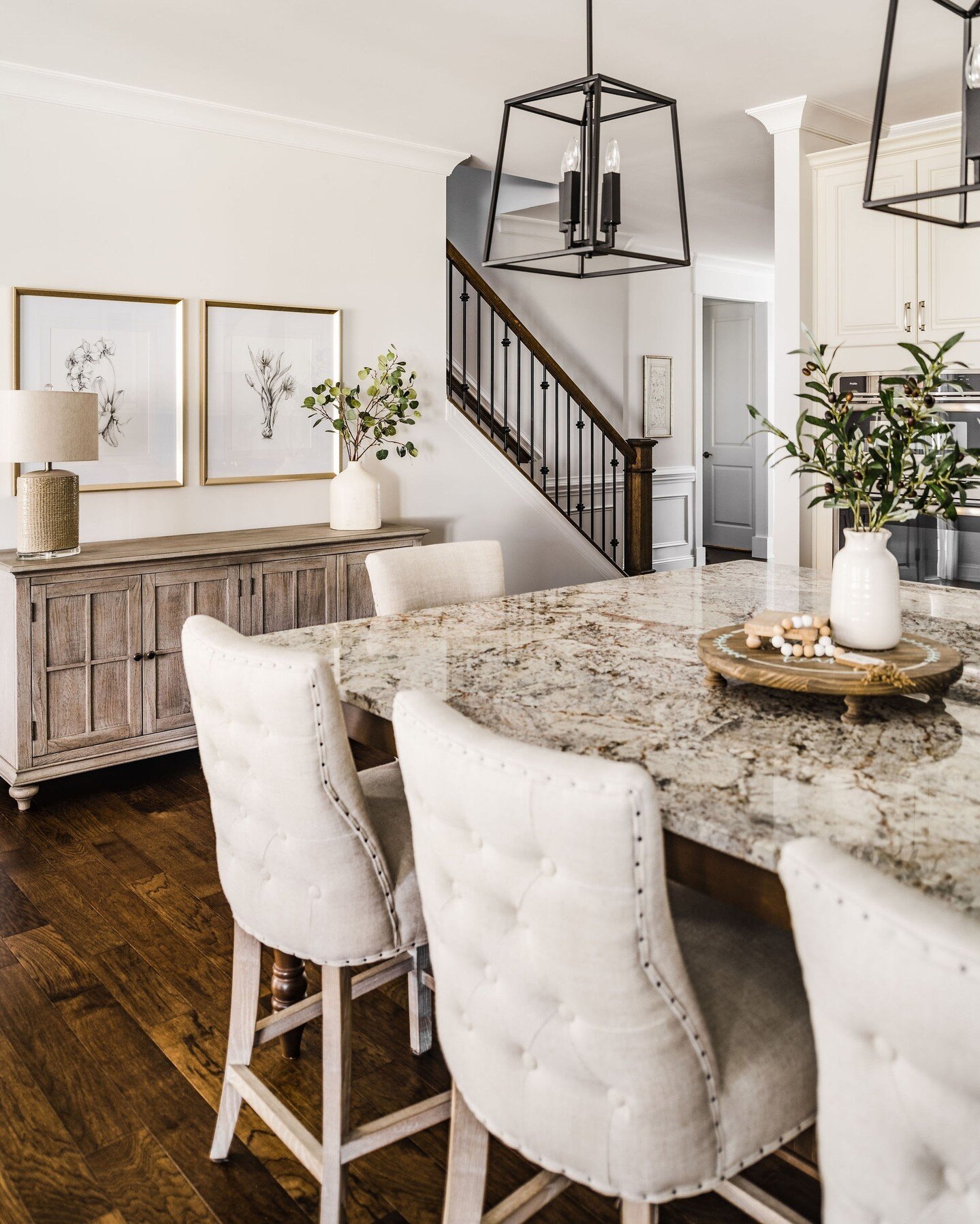A new take on tradition...

As lifestyles have changed, so has the approach to optimal home design.

This fresh approach to a family dining space reflects a level of sophistication without being stuffy.

Interior Design: @saralynnbrennan
Photo: @tiff