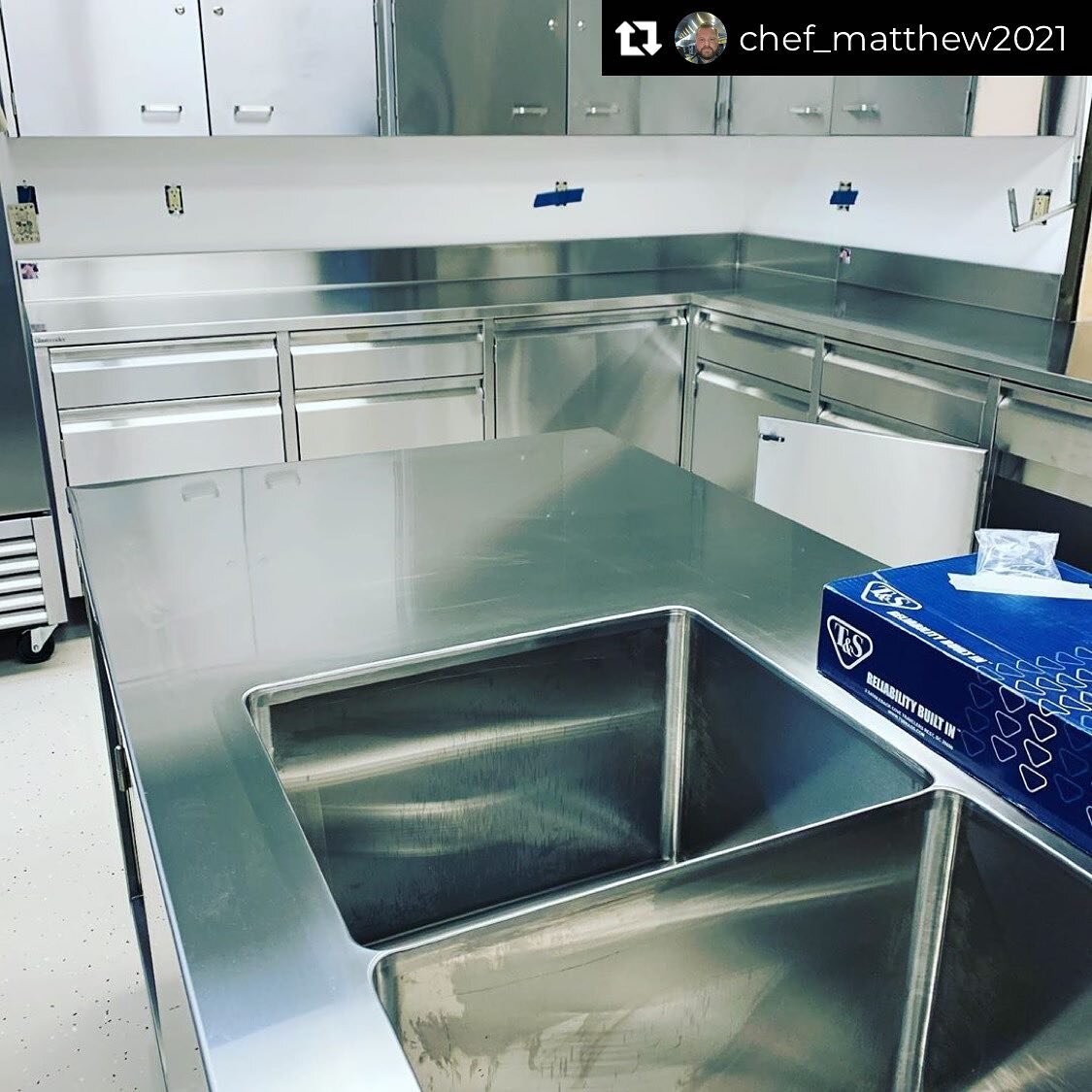 How do you not show off the collaboration of @chef_matthew2021 and @glastenderinc pairing up for some amazing stainless steel fabrication!  #glcds #glcd #glculinarydesigns #culinarydesigners #culinarydesigns #foodservicedesigners #foodservicedesign #