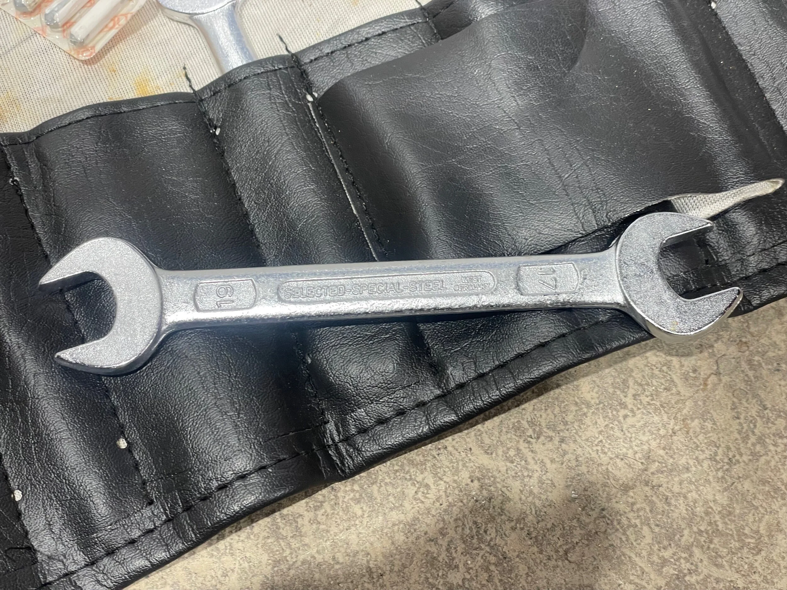 C984A939-10B6-421D-914E-A065DEF15F56