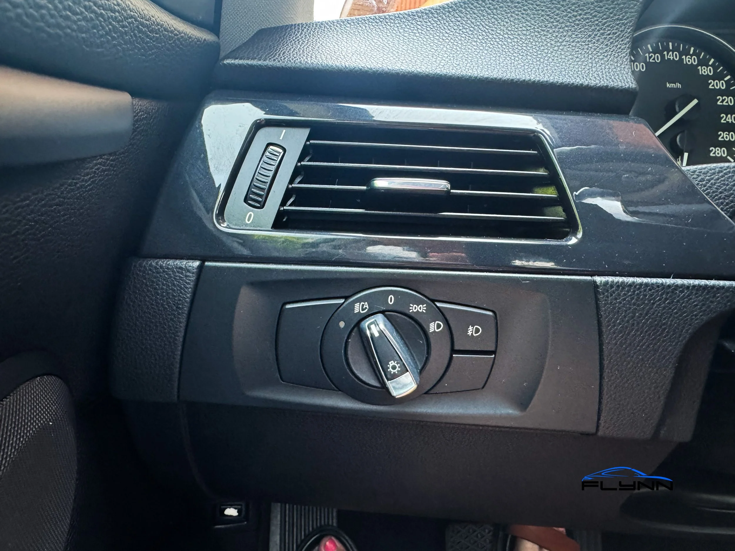 2013-BMW-328IXDRIVE-FLYNN-AUTOMOTIVE-02.jpg