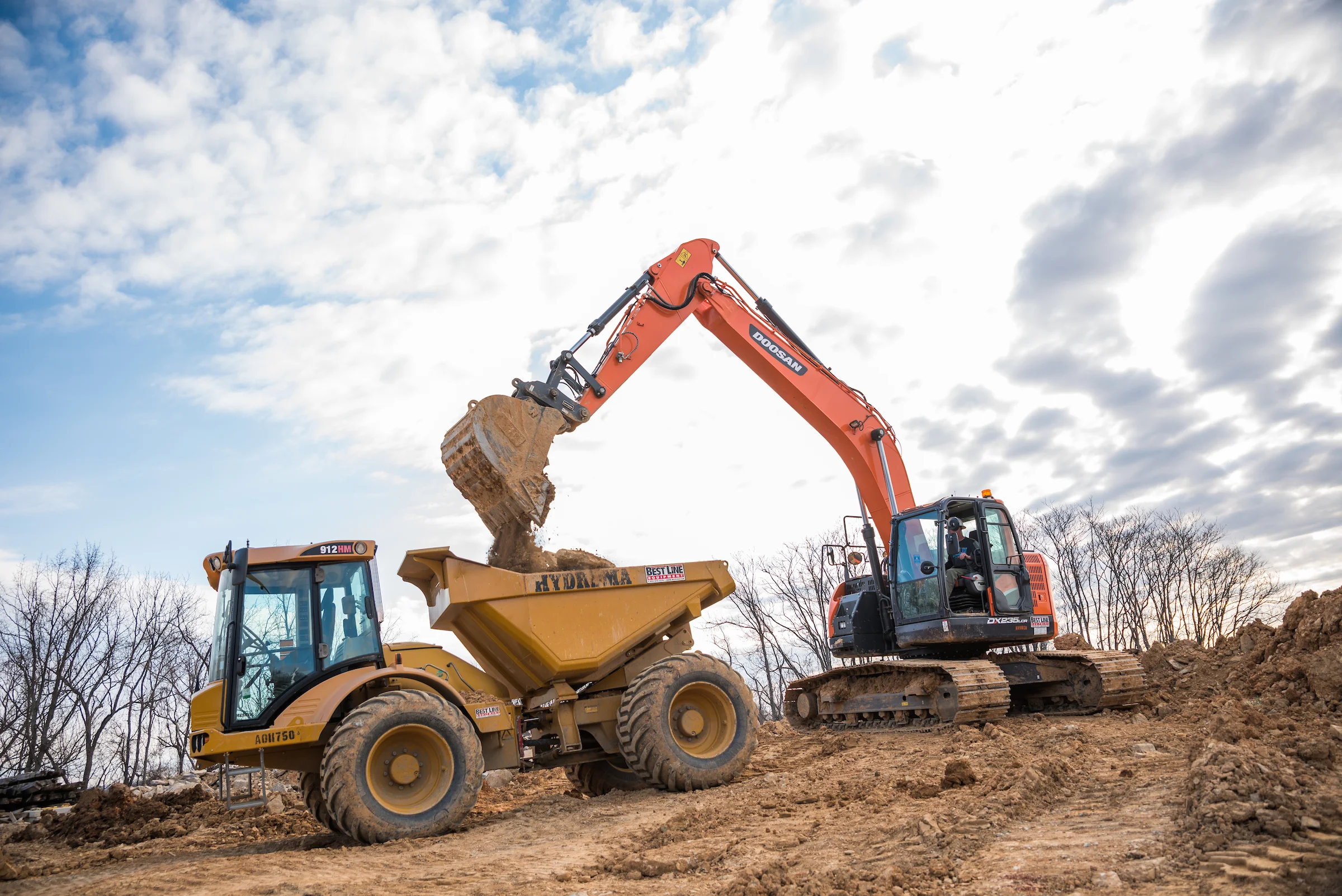 Doosan 235 Excavator loading a Hydrema truck
