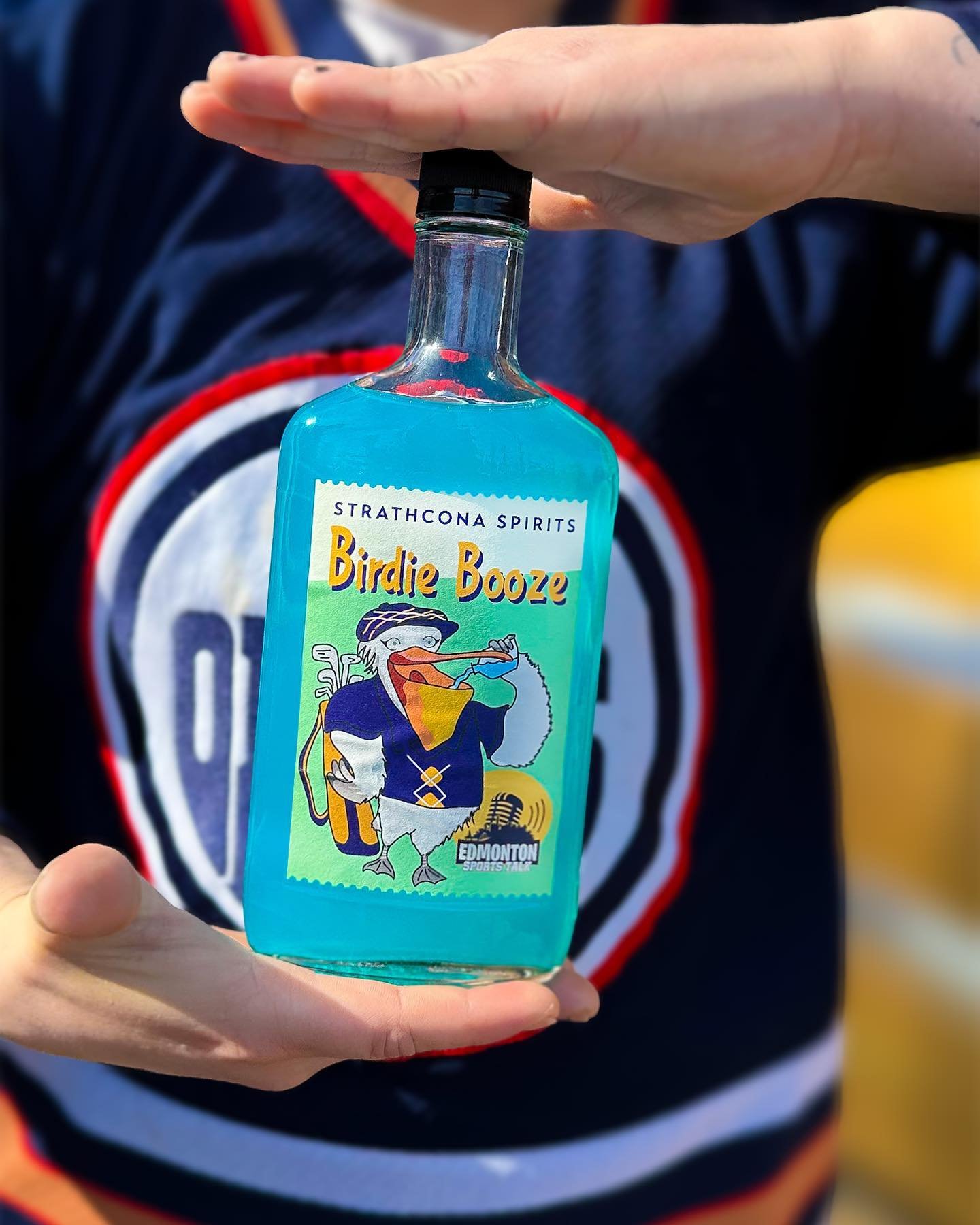 🦆 Birdie Booze - the newest (and bluest!) sip at ODD Ritchie 🍻

Our neighbours at Strathcona Spirits Distillery crafted this electric blue game-changer featuring hints of tart blue raspberry lemonade 🍋⚡️

With a colour and taste like that!? 
You O
