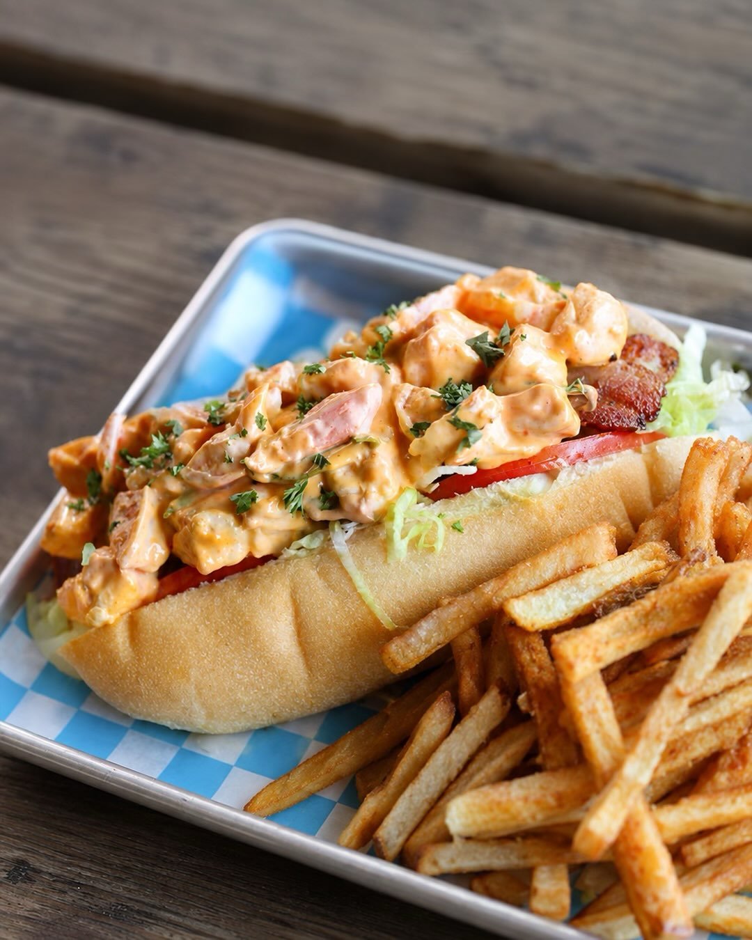 New August Features @ Ritchie &amp; you need &lsquo;em❗️
See you on the patio!

🦐 Shrimp Roll
Belgian Tripel-poached shrimp tucked into a fresh-baked hoagie bun with spicy aioli, double-smoked bacon, crisp lettuce, and tomato. Saucy, bright, and you