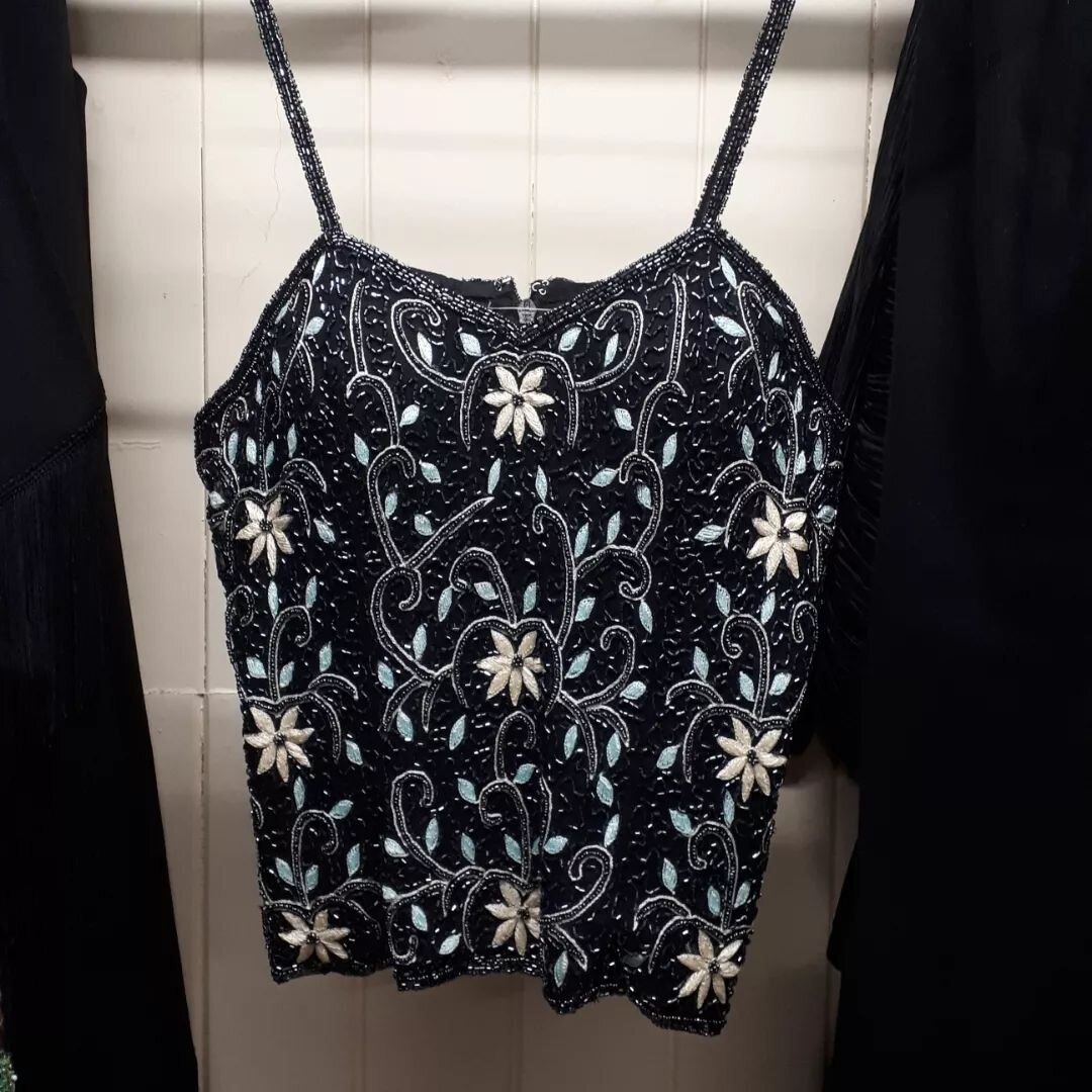 Dm for price!!

Lovely vintage blue black and cream beaded spaghetti strap top!!!

Size: 8-10