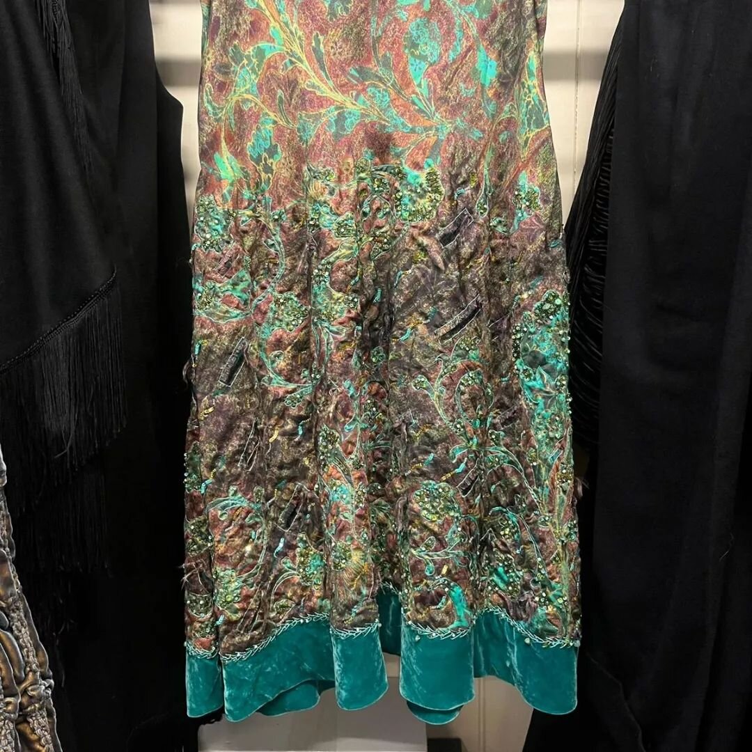 DM FOR PRICE!!!!

✨Beautiful Pazuki silk and velvet skirt with sequin details !!! ✨

^size: 10-12 (elastic waist)

#theretroroom #theretroroomoxford #vintage #vintagefashion #vintageshop #vintageboutique #boutique #shopping #oldhollywoodglamour #autu