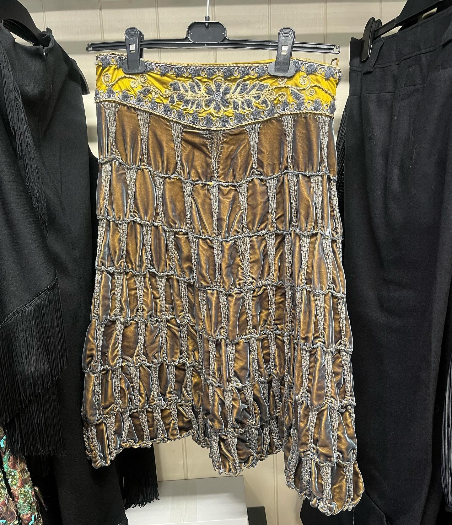 DM FOR PRICE!!!

✨Luxurious Pazuki bronze and grey velvet skirt with mustard and grey embroidered waistband✨

^size: small but would fit 10-12

#theretroroom #theretroroomoxford #vintage #vintagefashion #vintageshop #vintageboutique #boutique #shoppi
