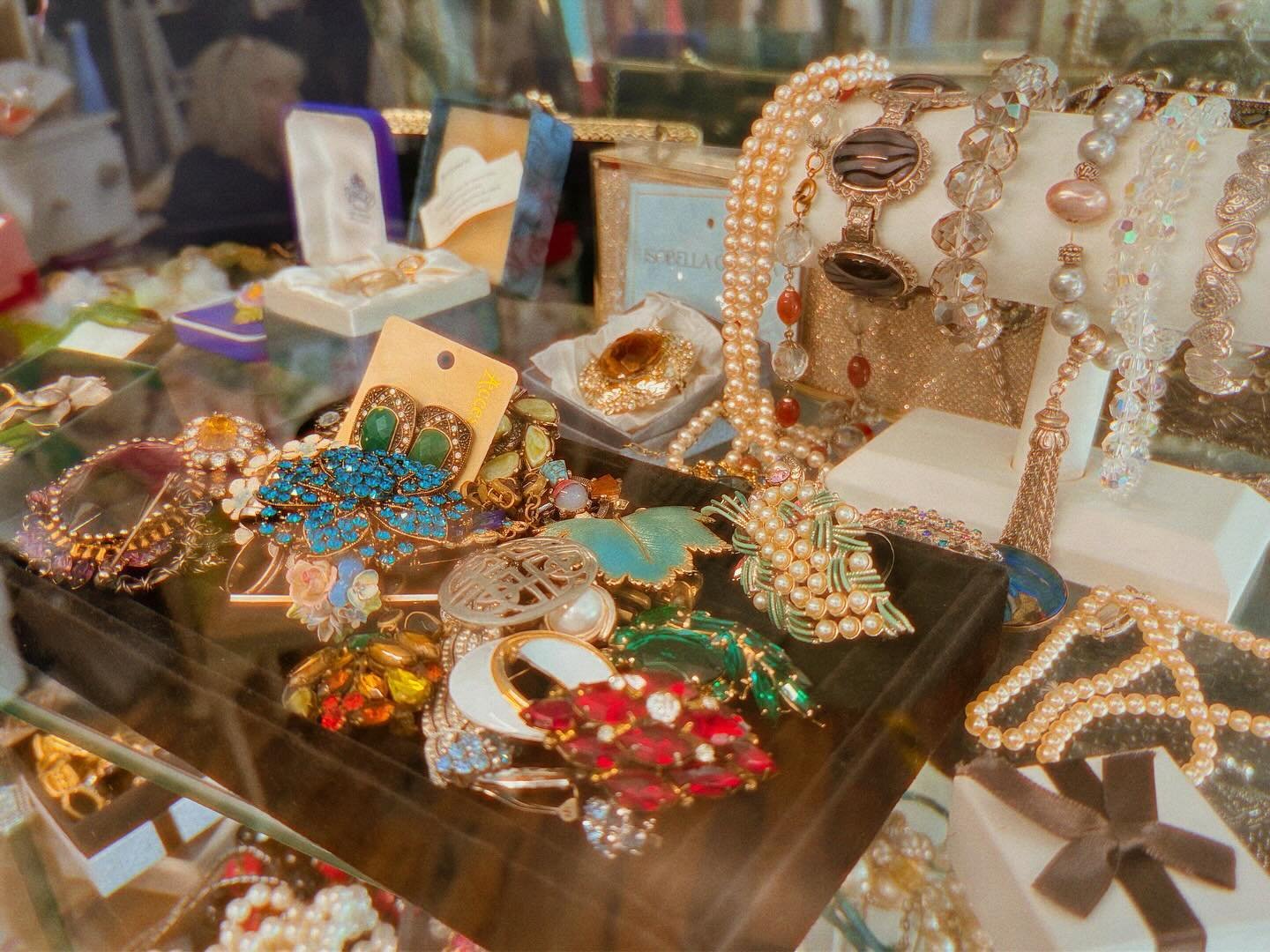 Accessories galore at @retroroomoxford 👜🕶️👛
-
-
-
-
#theretroroom #theretroroomoxford #vintage #vintagefashion #vintageshop #vintageboutique #boutique #shopping #oldhollywoodglamour #autumn #vintagecoat #vintagehat #retro #retroclothing #retrofash