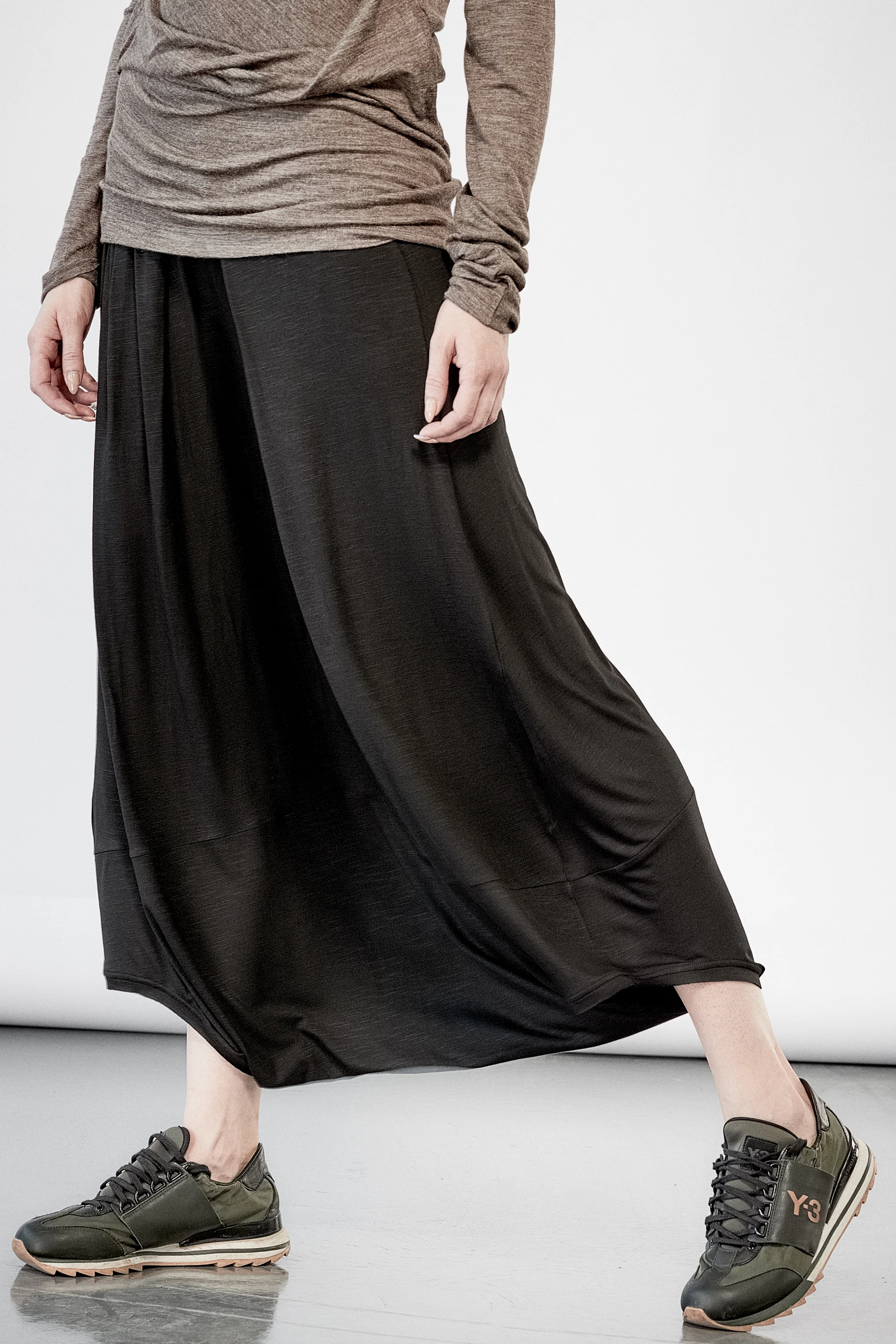 aryasense-black-low-crotch-skirt-7