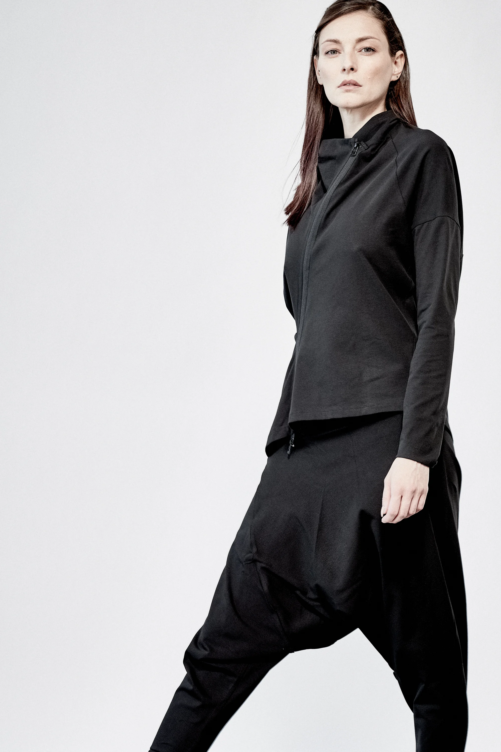 aryasense-black-zipper-sweatshirt-8
