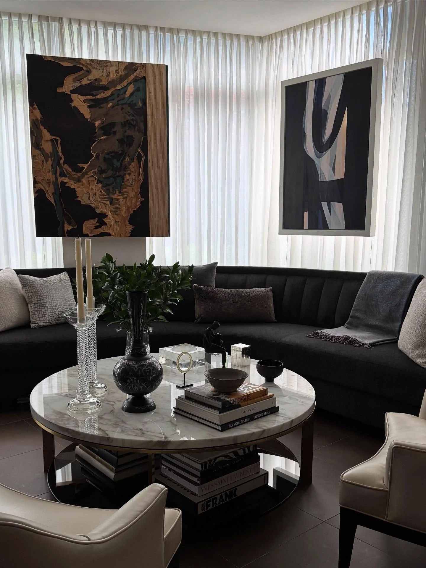 A few iPhone teaser captures from my photo shoot with @tina_emapeterphoto the other day. Can&rsquo;t wait to share more!
Interior design @mitchell_freedland #interiordesign #urbaninteriors #tailoredinteriors #classicdesign #curatedhome