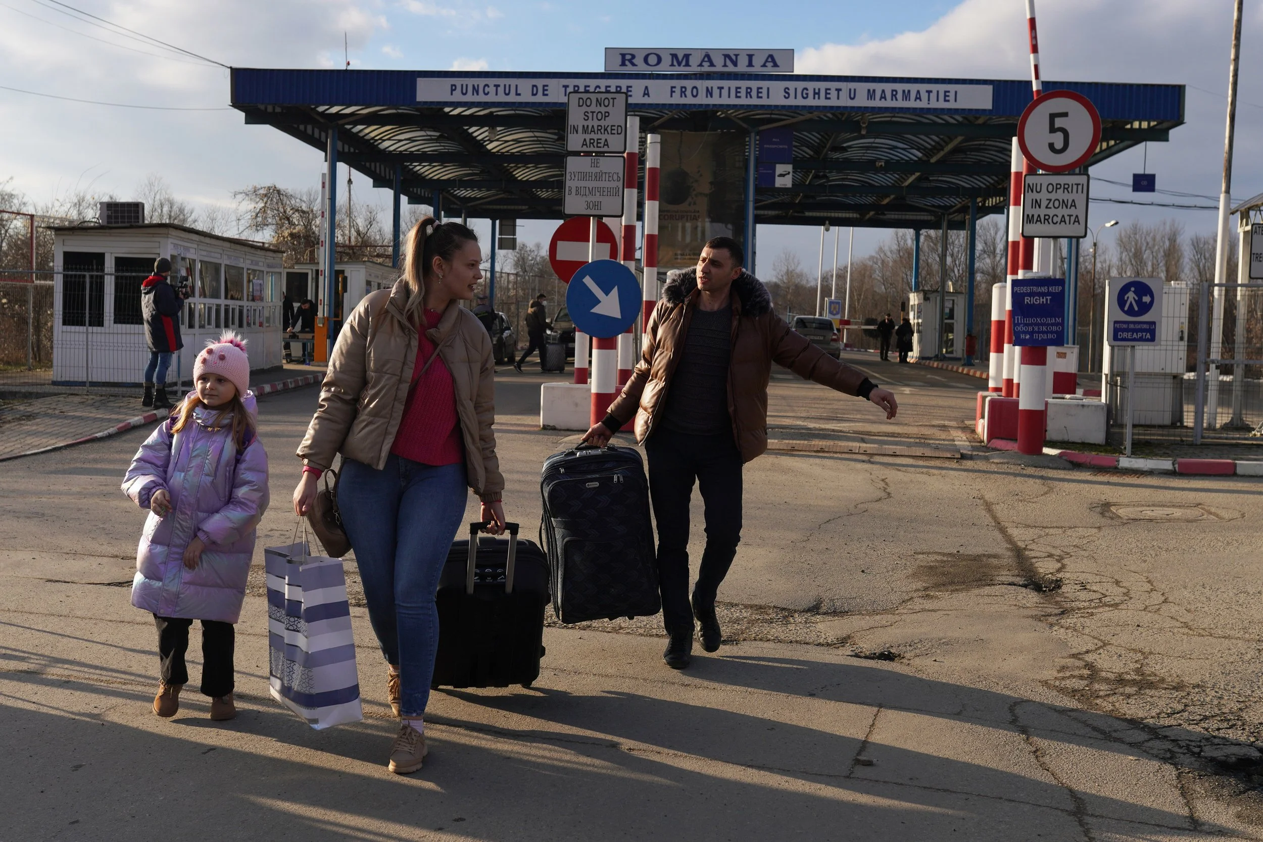 A Ukrainian family crosses the border in Romania, in Sighetu Marmatiei, on the first day of the Russian invasion of Ukraine, on February 24th, 2022.