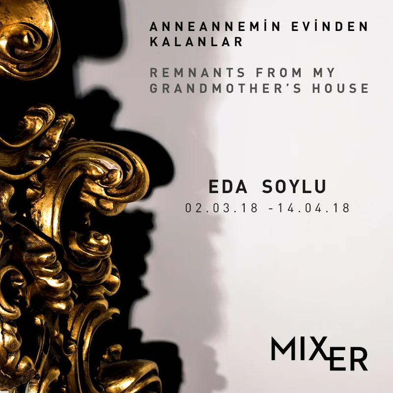 Eda Soylu - Anneannemin Evinden Kalanlar (2018) “Anneannemin Evinden Kalanlar” , Eda Soylu ’nun gidenin ardında oluşan boşluğu, arkasında bıraktığı ev, eşyalar ve gölgeler üzerinden algılayabilme çabasıdır. Sanatçı, anneannesinin evinden kalan parçalar ile hafızada kalanları pekiştirirken, gideni eşyalar vasıtasıyla anmanın, eşyalarda aramanın şiirselliğini ortaya koyar.