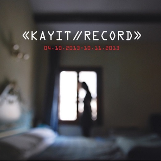 Kayıt (2013) Sergi, farklı disiplinlerde üretim yapan sanatçıların “kayıt” ve “kaydetme” pratikleri üzerinden bireysel ve sosyal hafızanın çağdaş sanat içindeki görünümüne dair bir bakış denemesine odaklanıyor. Güncel dünyadaki kurgu-gerçek ile fizik-gerçek arasındaki çizginin giderek silikleşmesi sonucu bilincin tersyüz olması, sergiye gelen izleyiciler üzerinde de kendini gösterme amacı güttü.