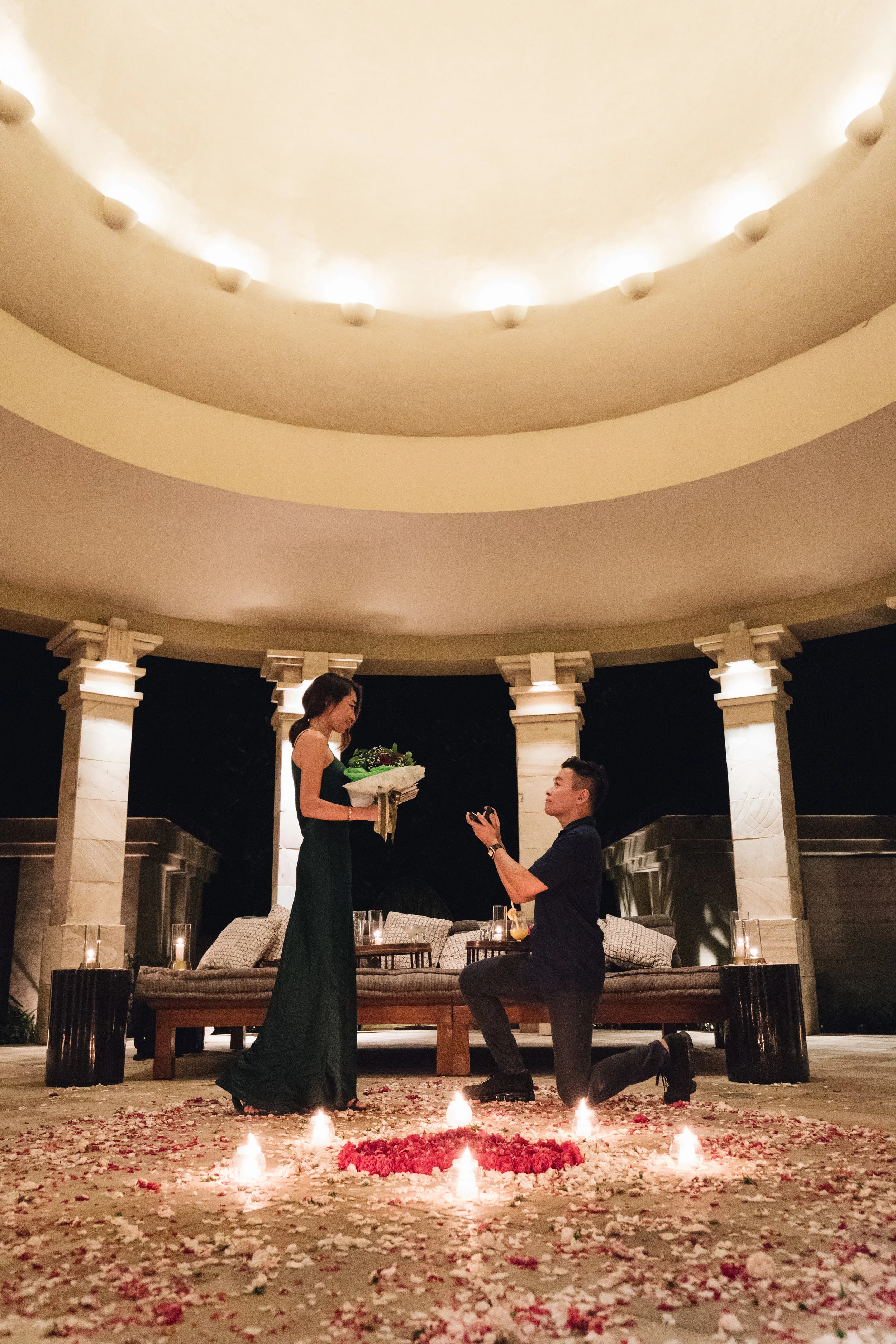I had never imaged how i would react until 2 seconds before this guy bended his knee. Here we are, just finished the last dinner as girlfriend and boyfriend.
