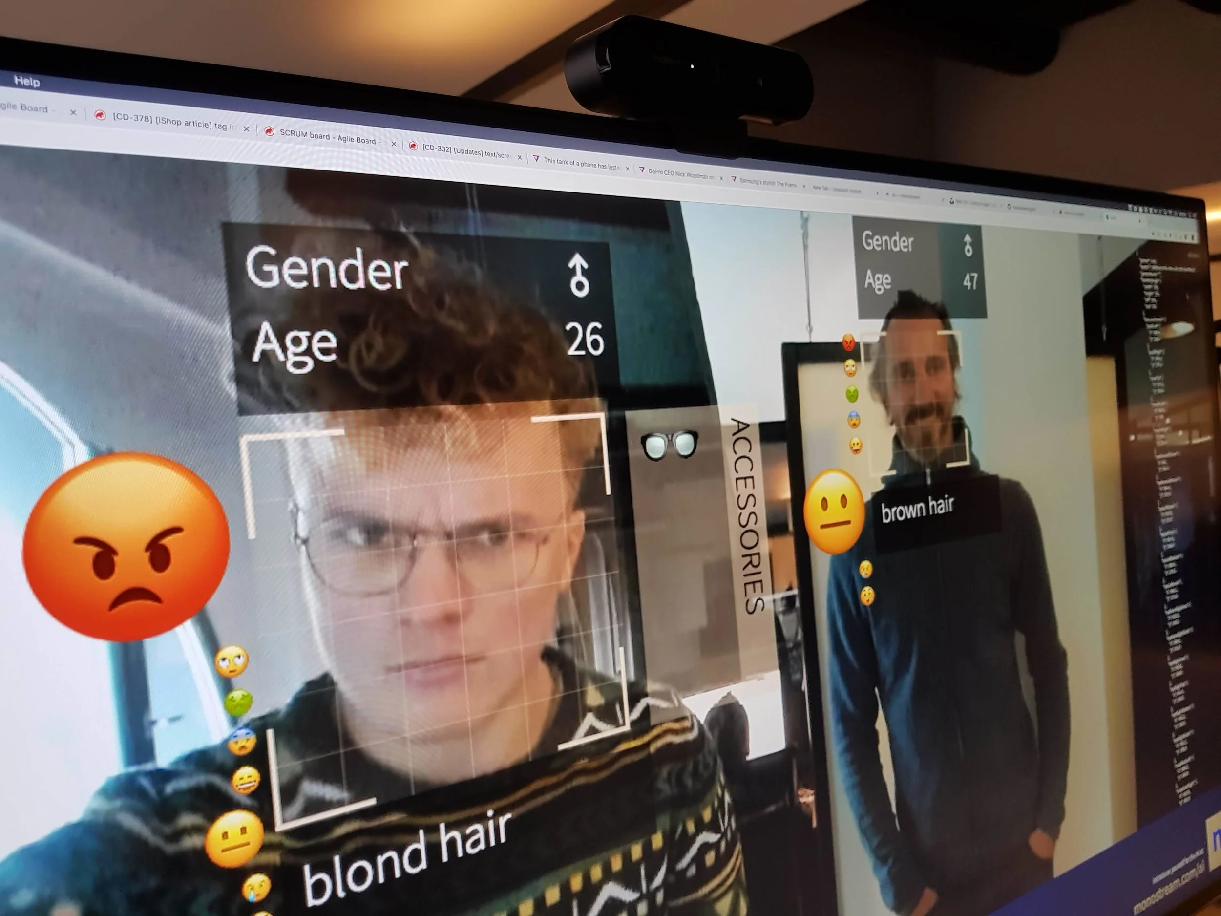 Glotzi in Action zeigt Emojis, Alter, Gender, Haarfarbe und Accessories
