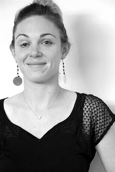 Justine Rouger – Consultante design et matériaux Justine Rouger accompagne les entreprises dans le développement des produits d’ameublement. Diplômée d’un master en Management Design et Innovation, elle aime avoir une vue globale sur le déroulement d’un projet de conception et sur les méthodes utilisées. Pour elle, l’innovation passe tant par le produit que par la manière de le développer. A FCBA elle travaille au sein d’une équipe pluridisciplinaire composée de designers, d’experts matériaux et d’ergonomes. Cette collaboration l’a amenée à participer à la mise en place d’une méthodologie basée sur l’observation des usages et l’expérimentation sur des prototypes physiques et virtuels.