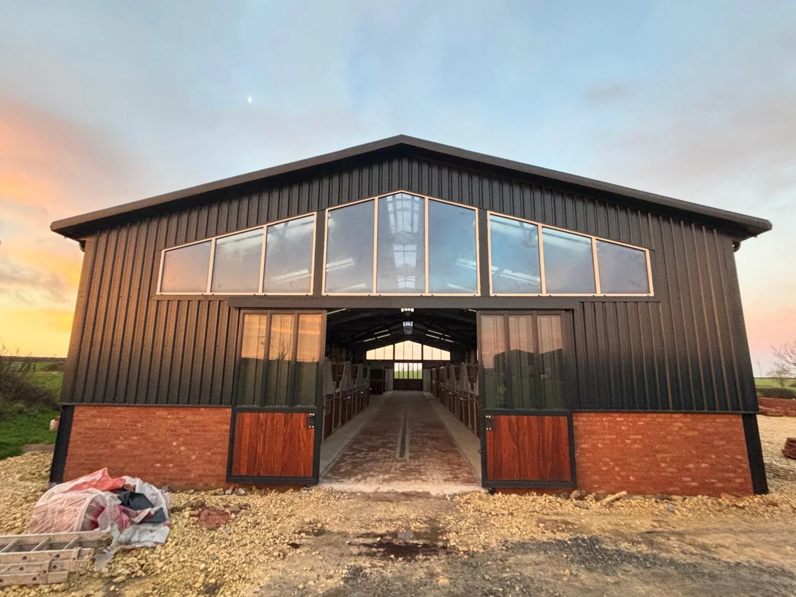 ✨ Stable Block Equestrian Development &ndash; Complete ✨

We&rsquo;re proud to share the completion of this modern stable block equestrian development 🐎

Designed with both horse comfort and everyday practicality in mind, this build features a clean