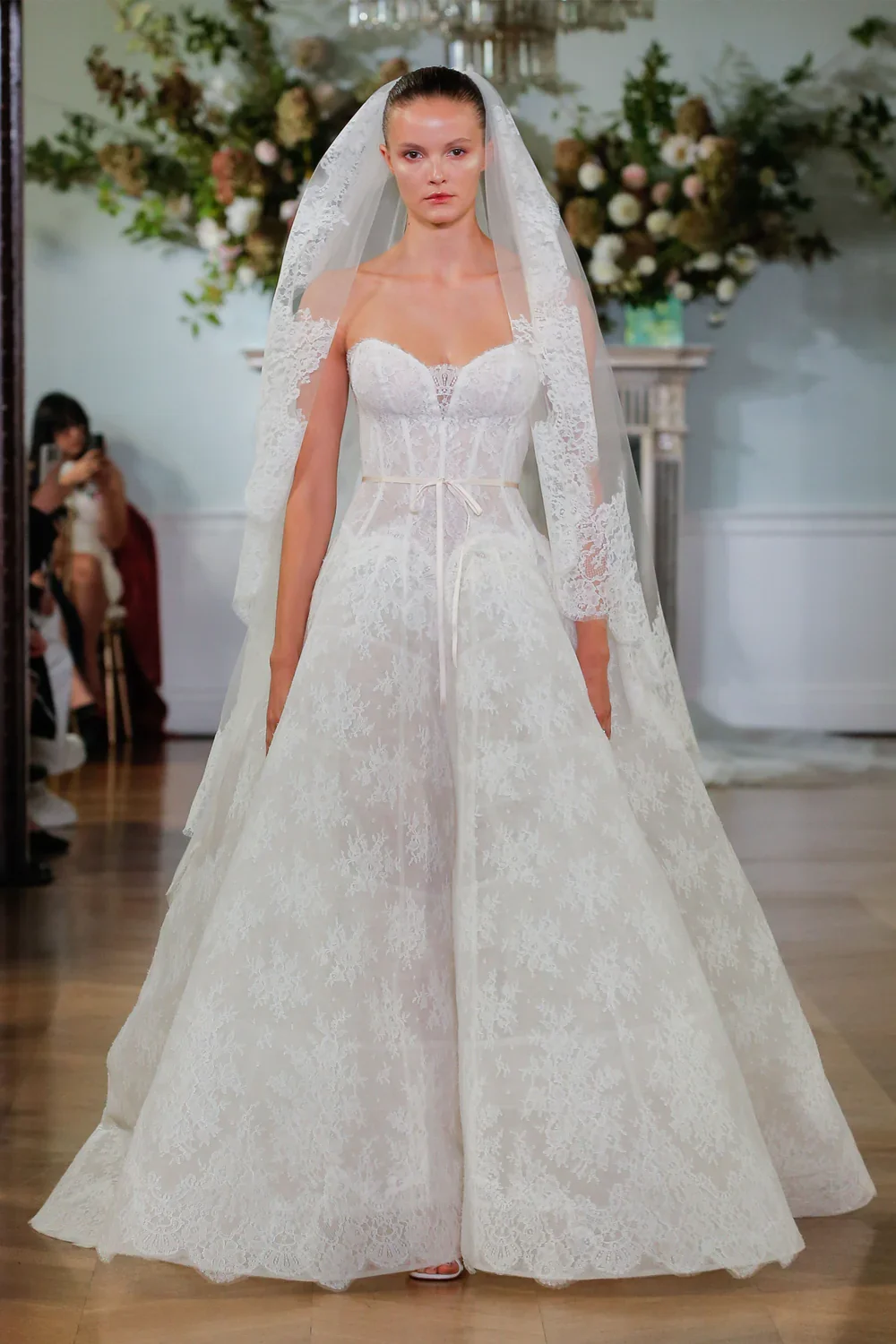 17_MoniqueLhuillierFall2026Bridal_Odette.webp