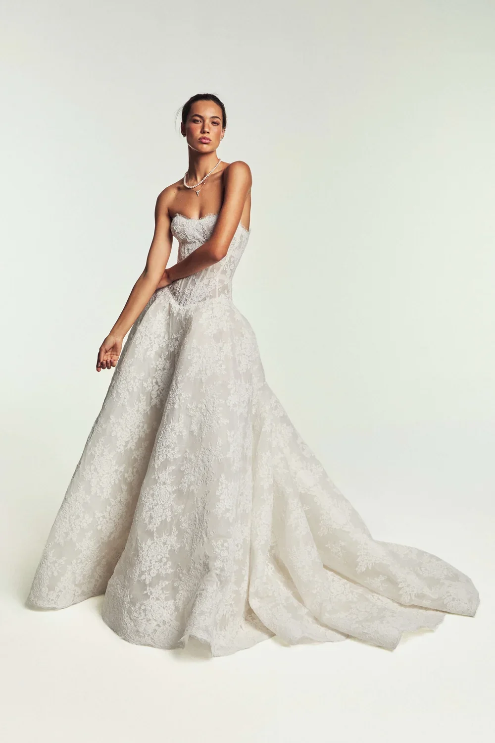 19_MoniqueLhuillierSpring2027Bridal_Beloved_C.webp