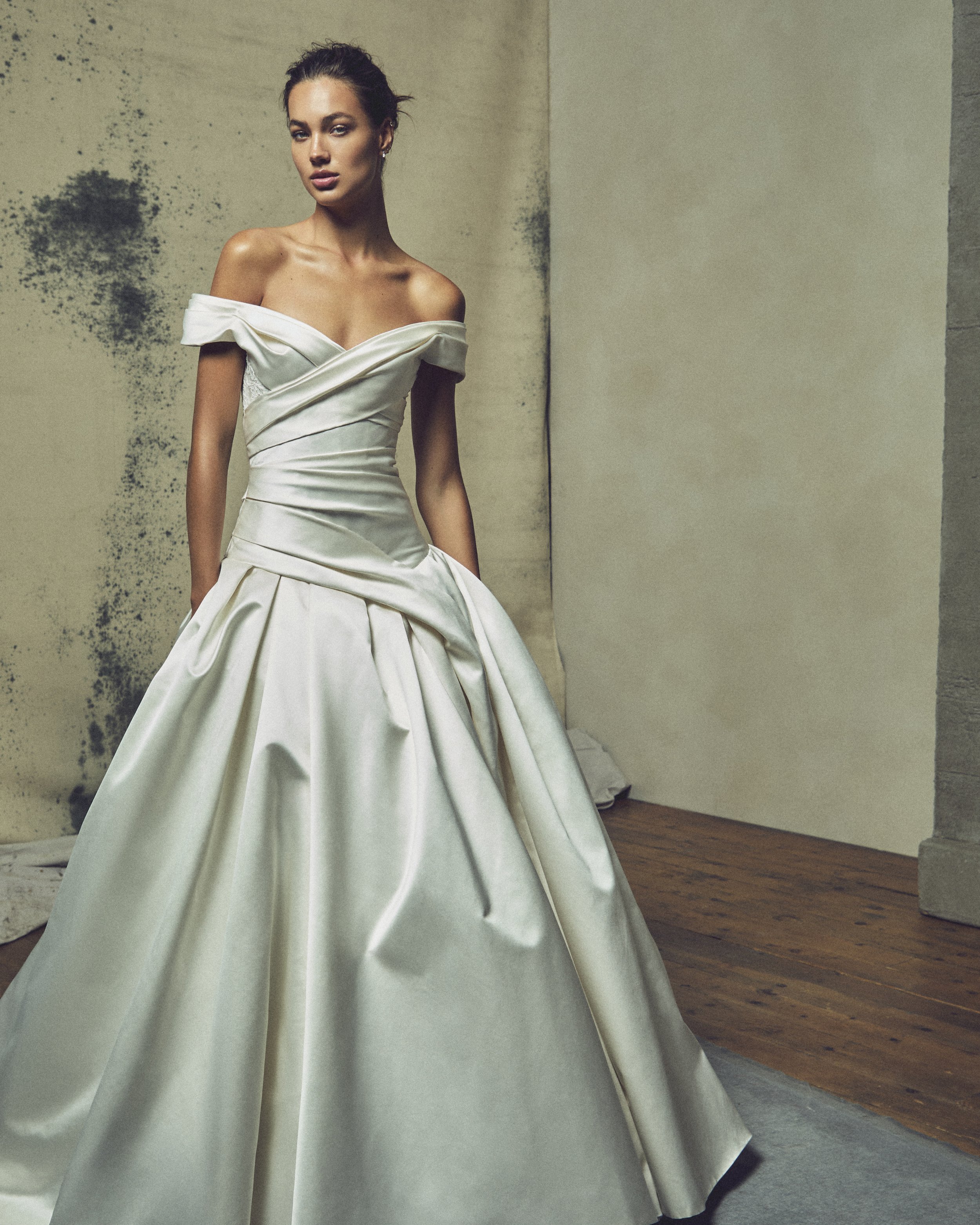 05_MoniqueLhuillierFall2027Bridal_EndlessLove.jpg
